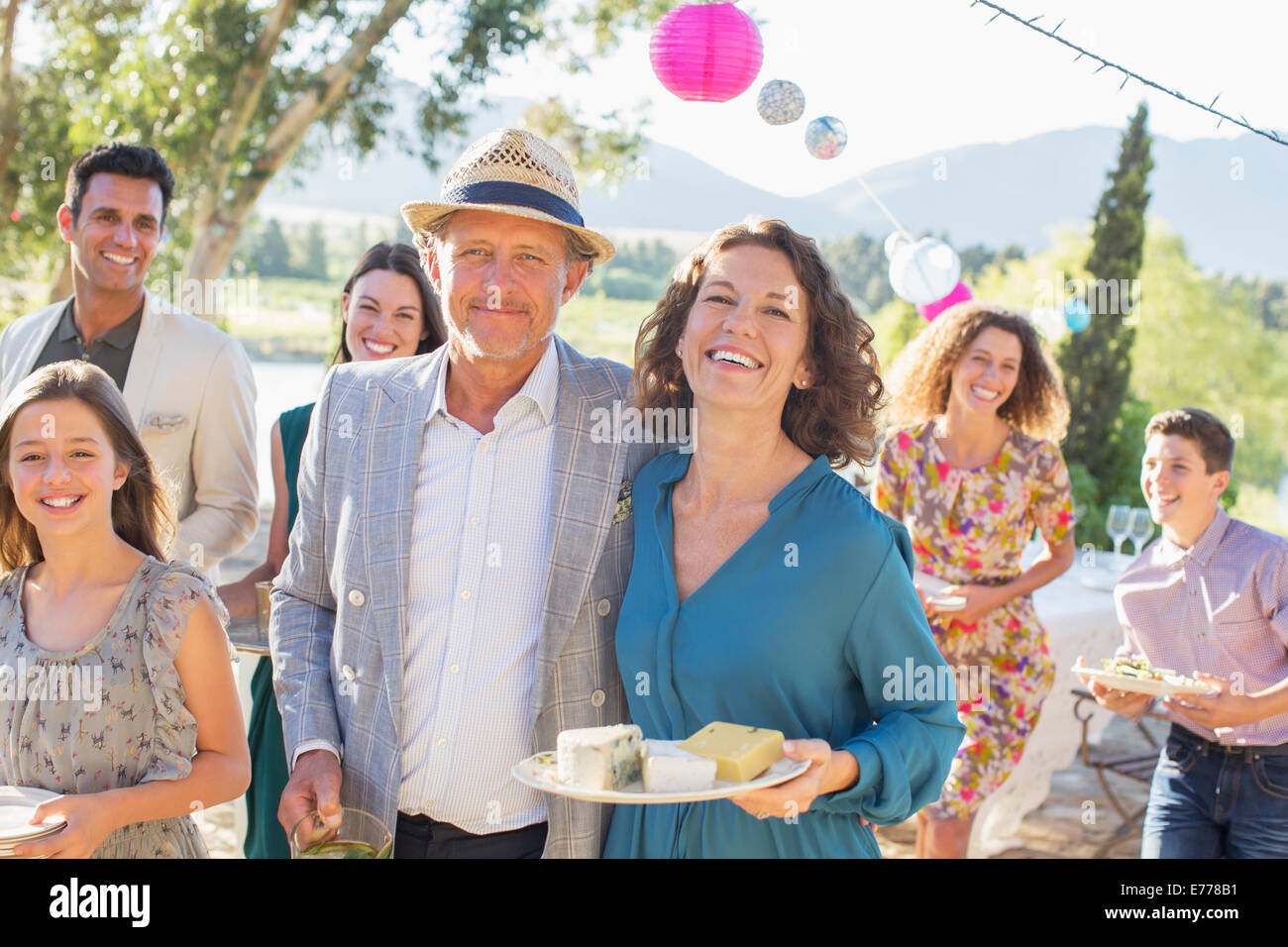 Vieux couple hugging at family picnic Banque D'Images