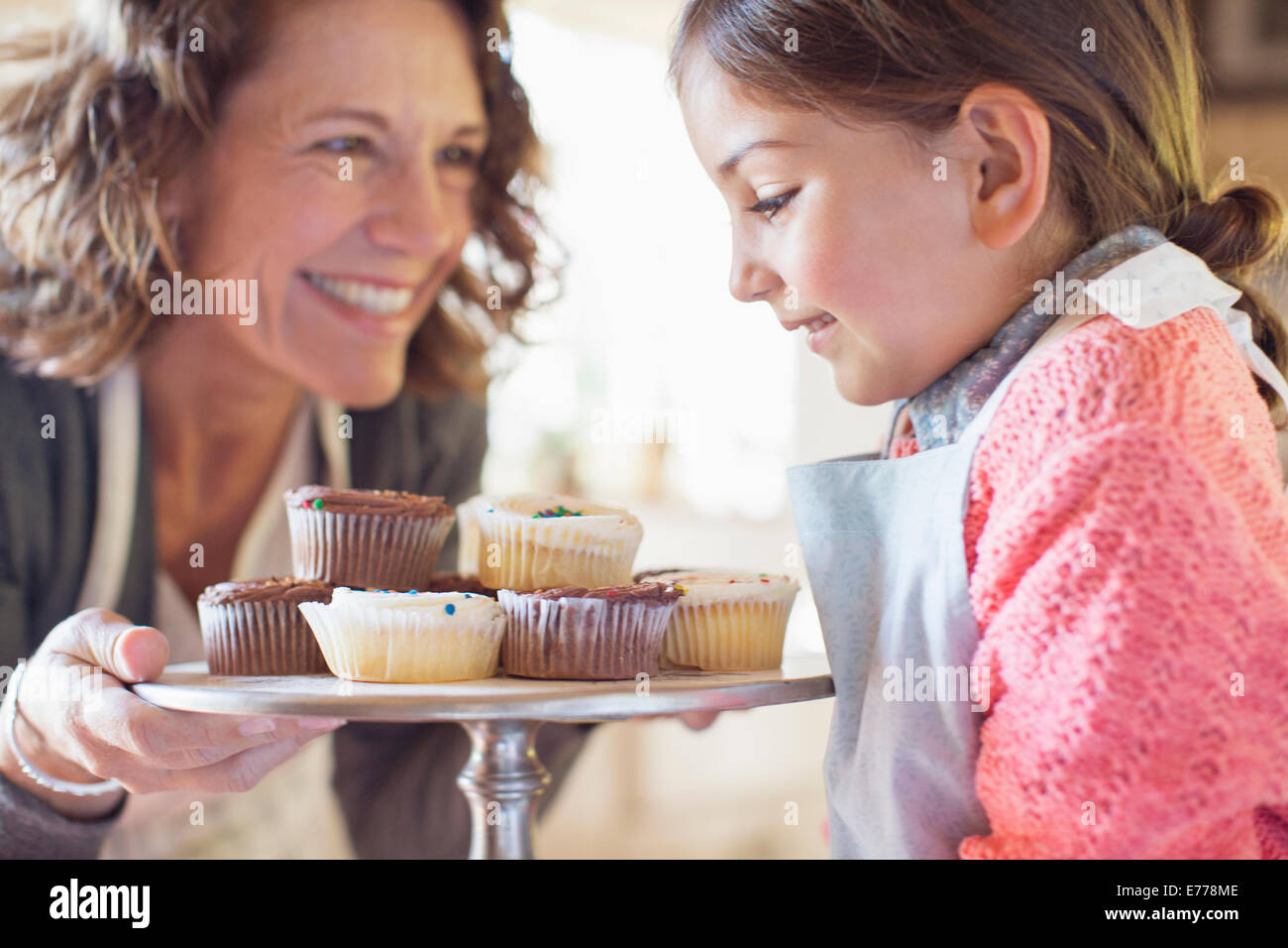 Grand-mère-fille offrant des cupcakes Banque D'Images
