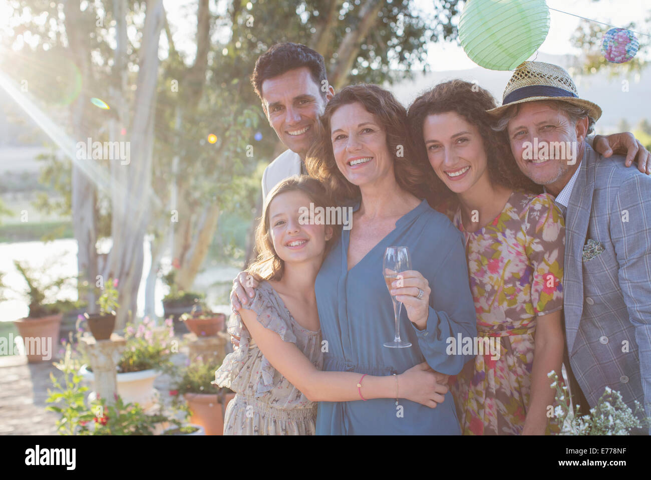 Family hugging outdoors sur sunny day Banque D'Images