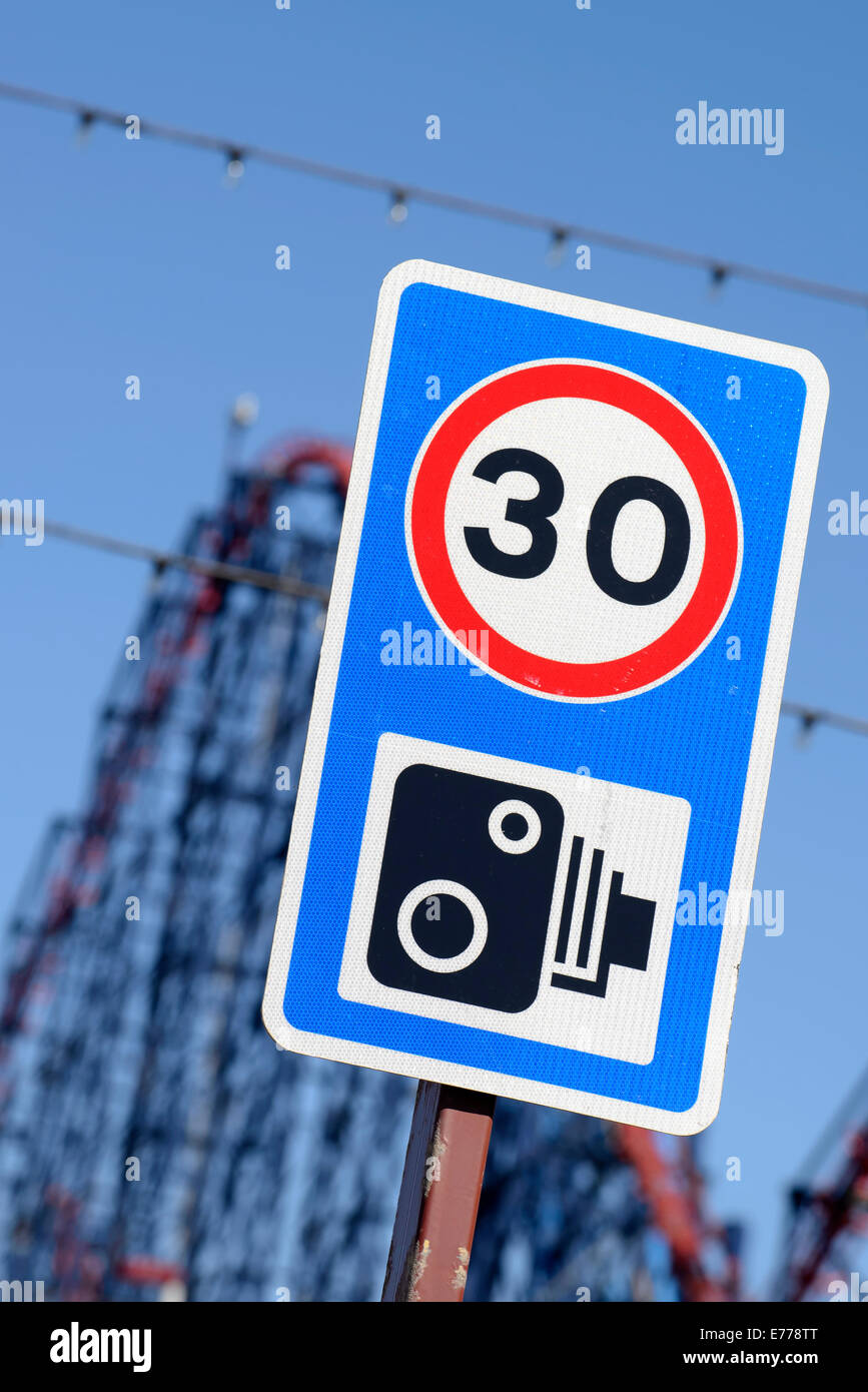 La limite de vitesse de 30 mi/h et la vitesse de connexion de l'appareil photo avec 'the big one' rollercoaster en arrière-plan (Blackpool, lancashire) Banque D'Images