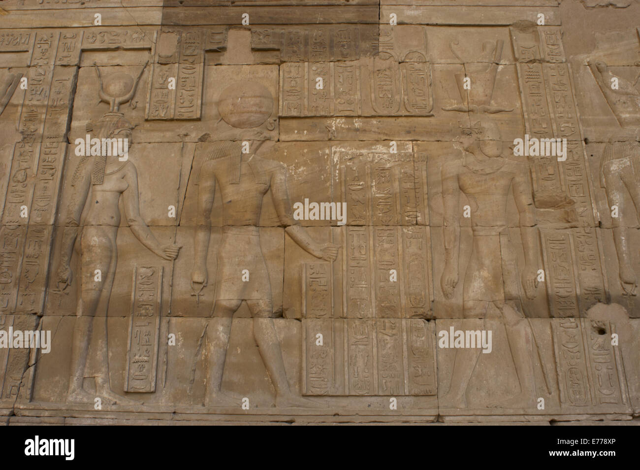 L'Égypte. Edfou. Temple d'Horus. Relief représentant le pharaon Ptolémée en face de Ra et d'Hathor. Dynastie ptolémaïque ou Laguida. Banque D'Images