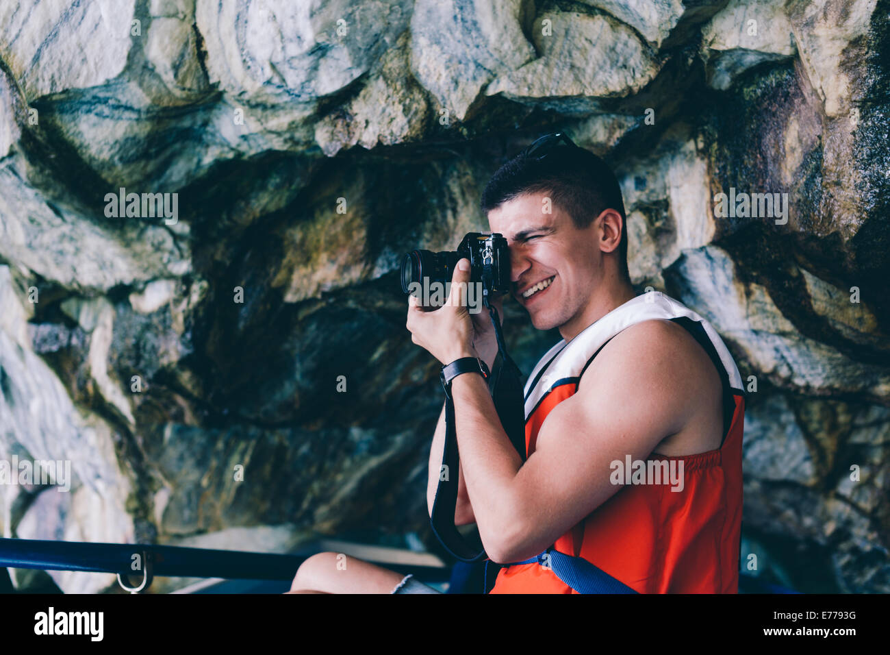 Man photographing on camera Banque D'Images