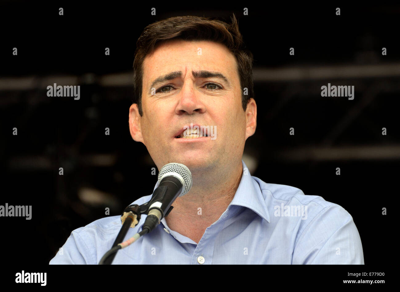 Andy Burnham MP (travail, Leigh) Shadow Secrétaire d'Etat à la santé, s'exprimant lors d'un rassemblement à Trafalgar Square Banque D'Images