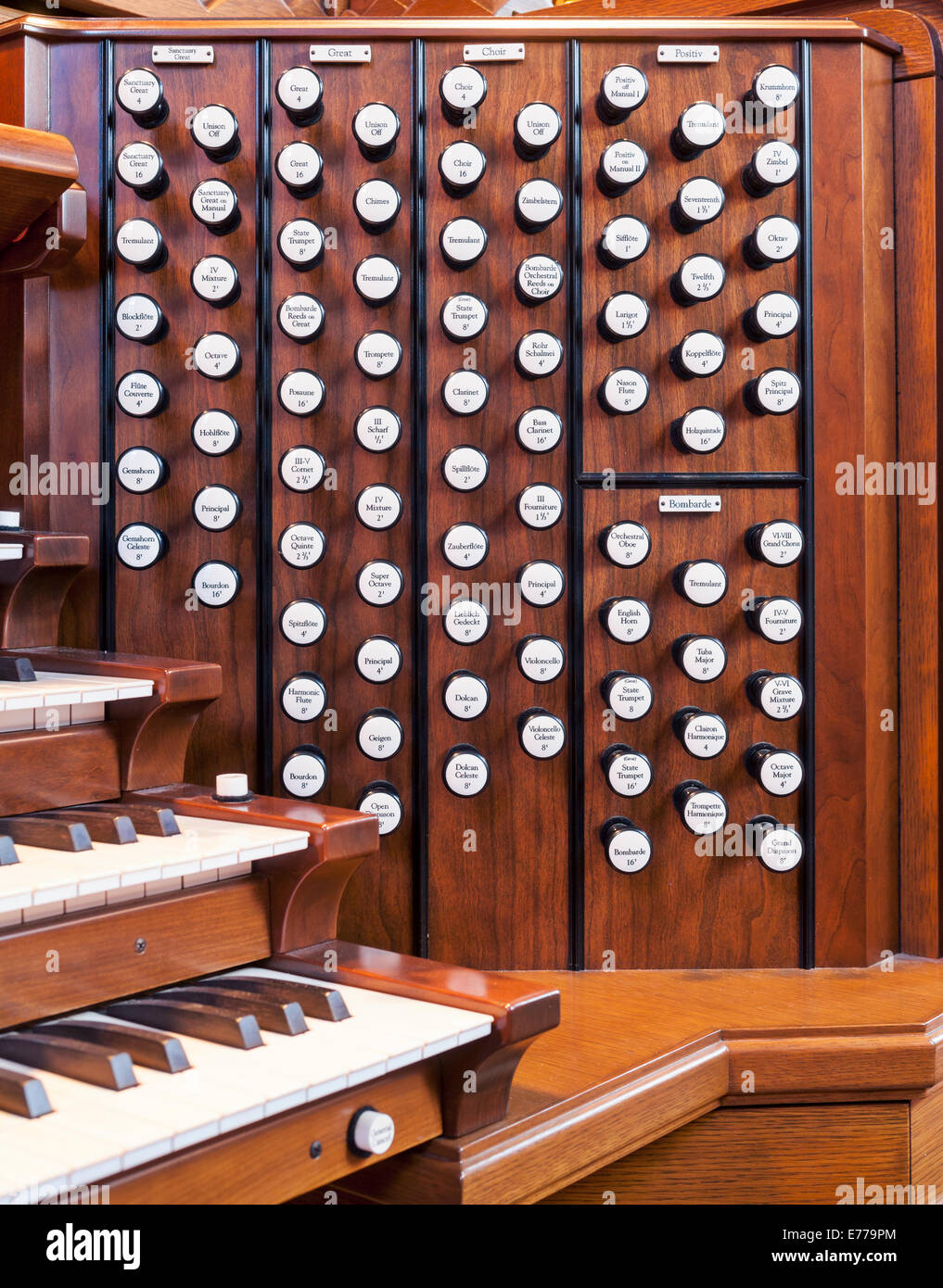 L'arrête sur un orgue dans une église. Banque D'Images