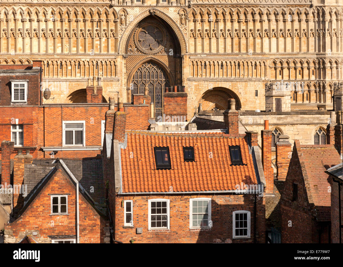 La Cathédrale de Lincoln derrière les vieilles maisons du centre-ville de Lincoln, Lincolnshire, Royaume-Uni Banque D'Images