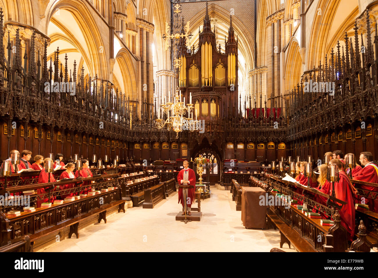 La St Hughs chœur chantant, l'intérieur de la cathédrale de Lincoln, Lincoln, Lincolnshire UK Banque D'Images La St Hughs chœur chantant, l'intérieur de la cathédrale de Lincoln, Lincoln, Lincolnshire UK Banque D'Images