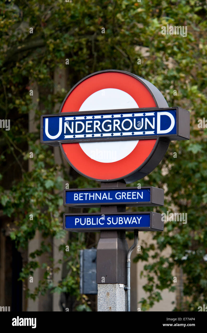 La station de métro Bethnal Green, signe East End de Londres Banque D'Images