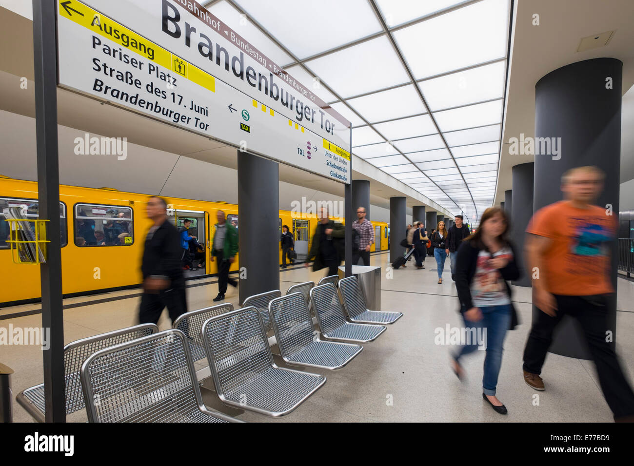Train à quai à la station de métro Porte de Brandebourg à Berlin Allemagne Banque D'Images