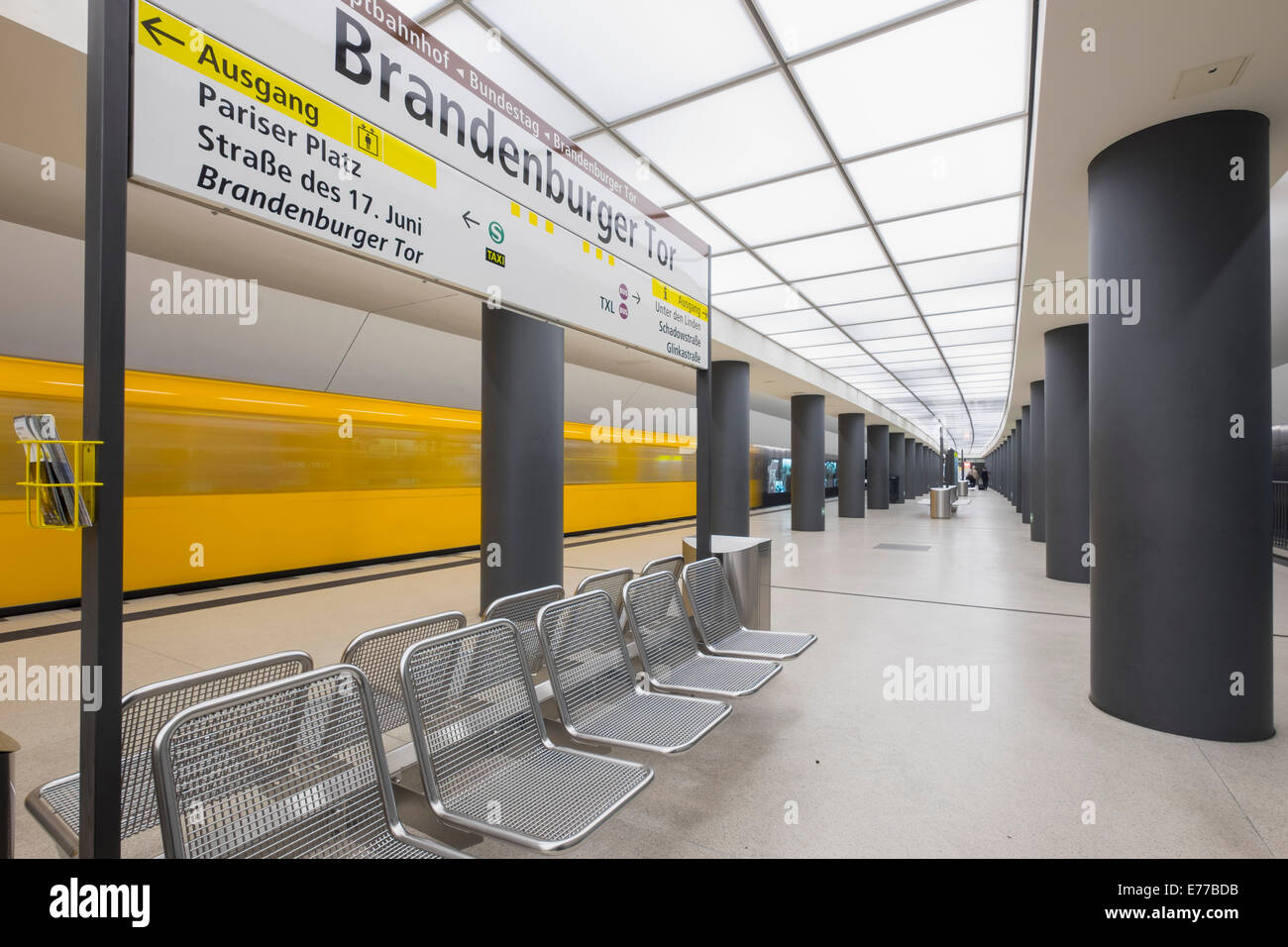 Train à quai à la station de métro Porte de Brandebourg à Berlin Allemagne Banque D'Images