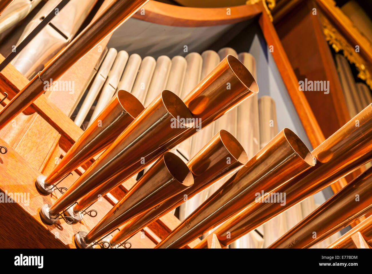 Un orgue dans une église. Banque D'Images