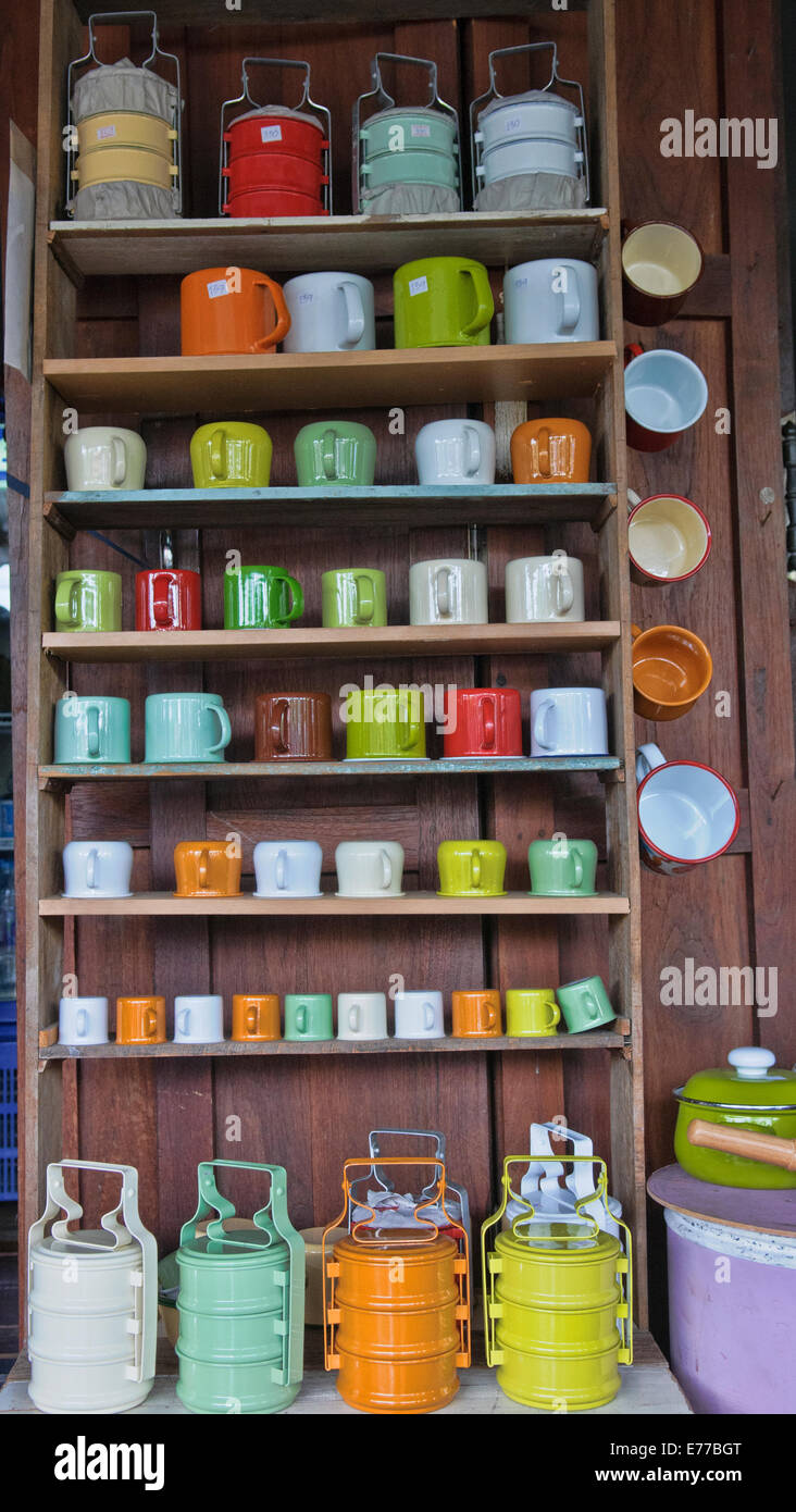 Différentes couleurs de café mug/tasse vendue à à Klong Bang Luang Village artiste à côté de Thonburi Bangkok, Thaïlande Banque D'Images