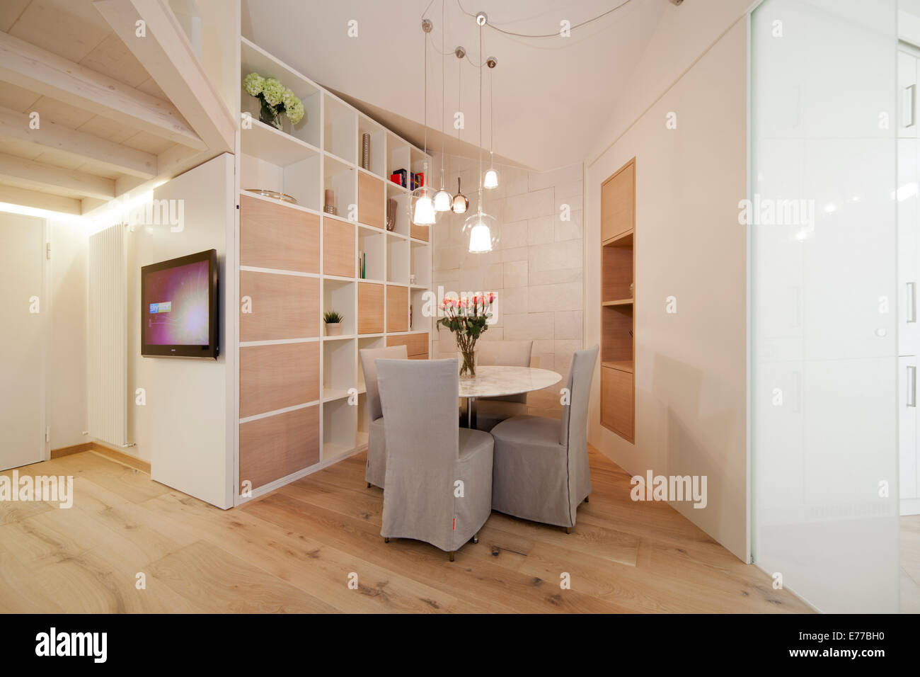 L'espace pour dîner dans petite ville appartement avec table ronde dans l'angle Banque D'Images