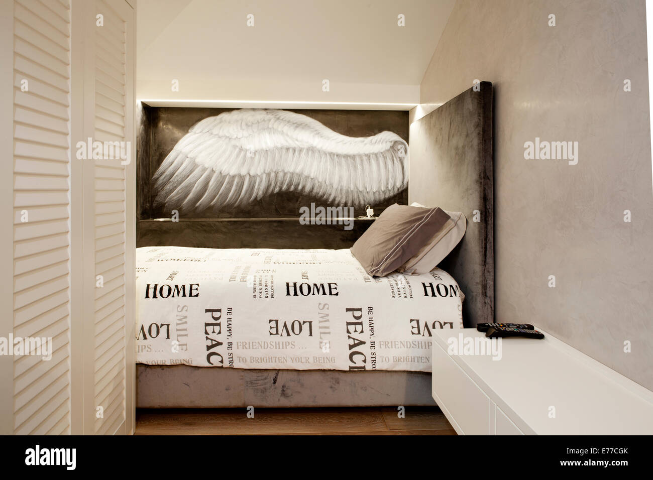 Chambre du garçon avec des ailes peintes sur le mur Banque D'Images