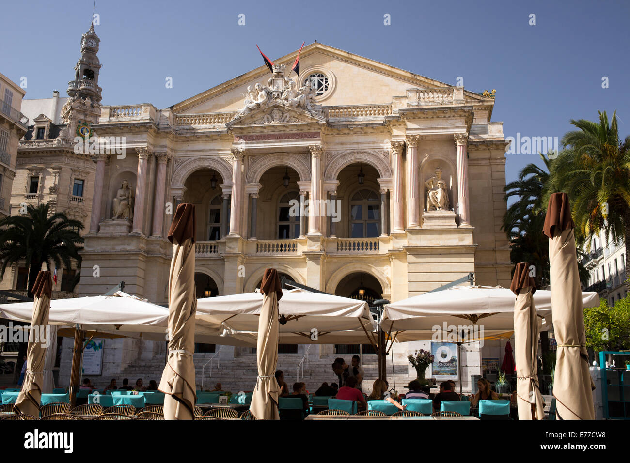 Tables de café en plein air en face de l'Opéra de Toulon France Banque D'Images