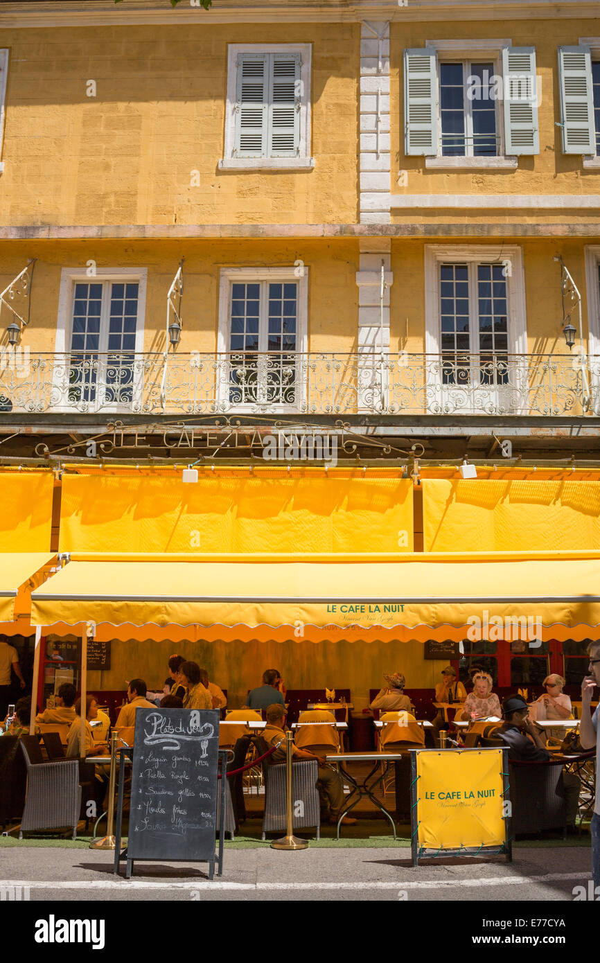 Cafe la nuit à Arles France Banque D'Images