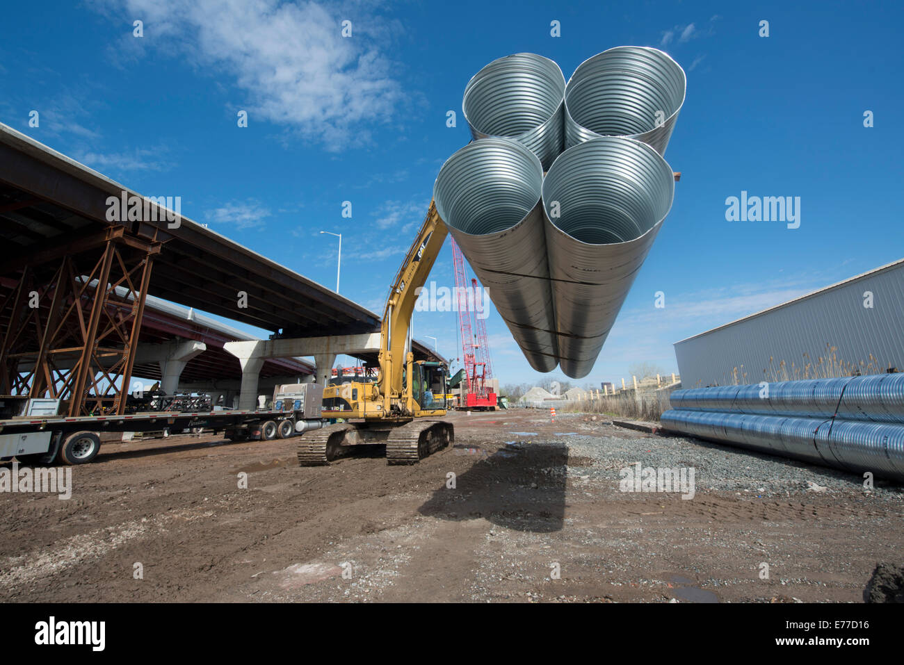 Pelleteuse déplace des conduits métalliques géantes pour New Haven Harbour Crossing projet. Banque D'Images