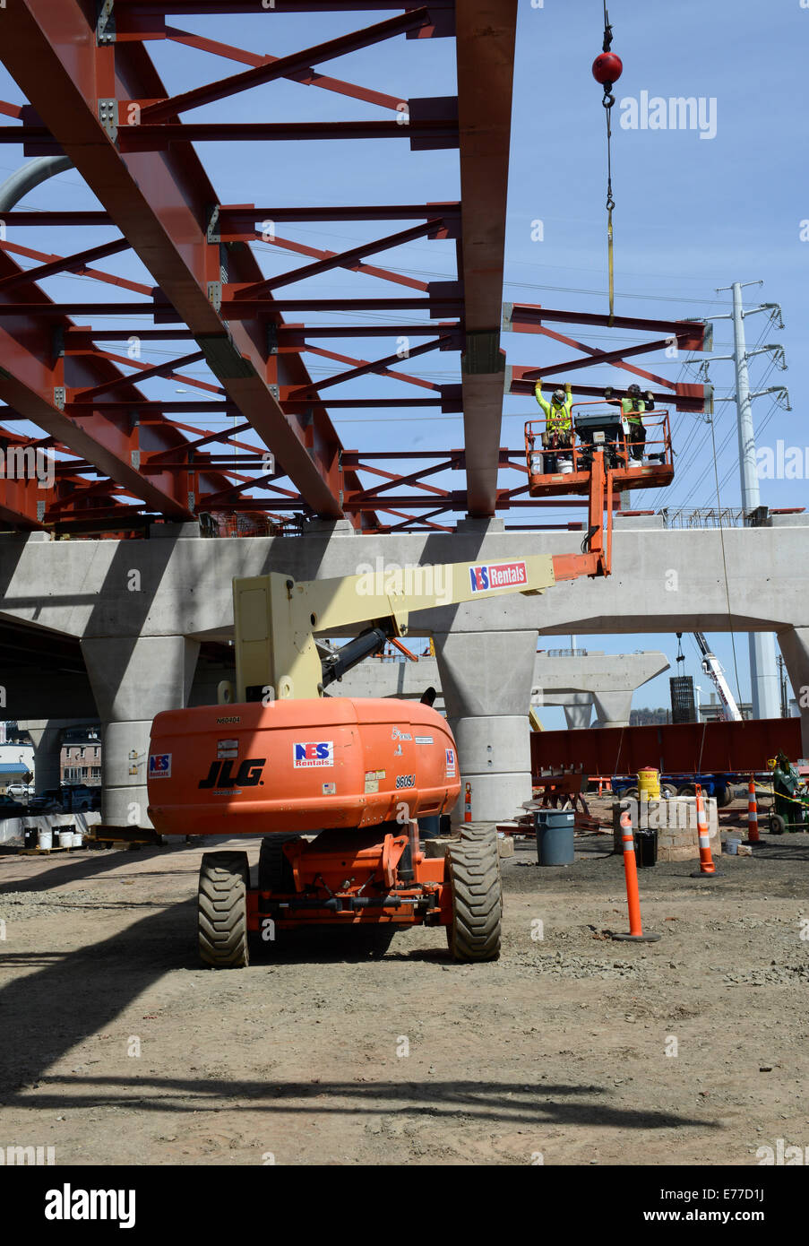 Travailleurs en fer sur une plate-forme de levage préparez-vous à fixer de nouvelles poutres en acier pour la construction d'un nouveau pont sur le projet de port de New Haven. Banque D'Images
