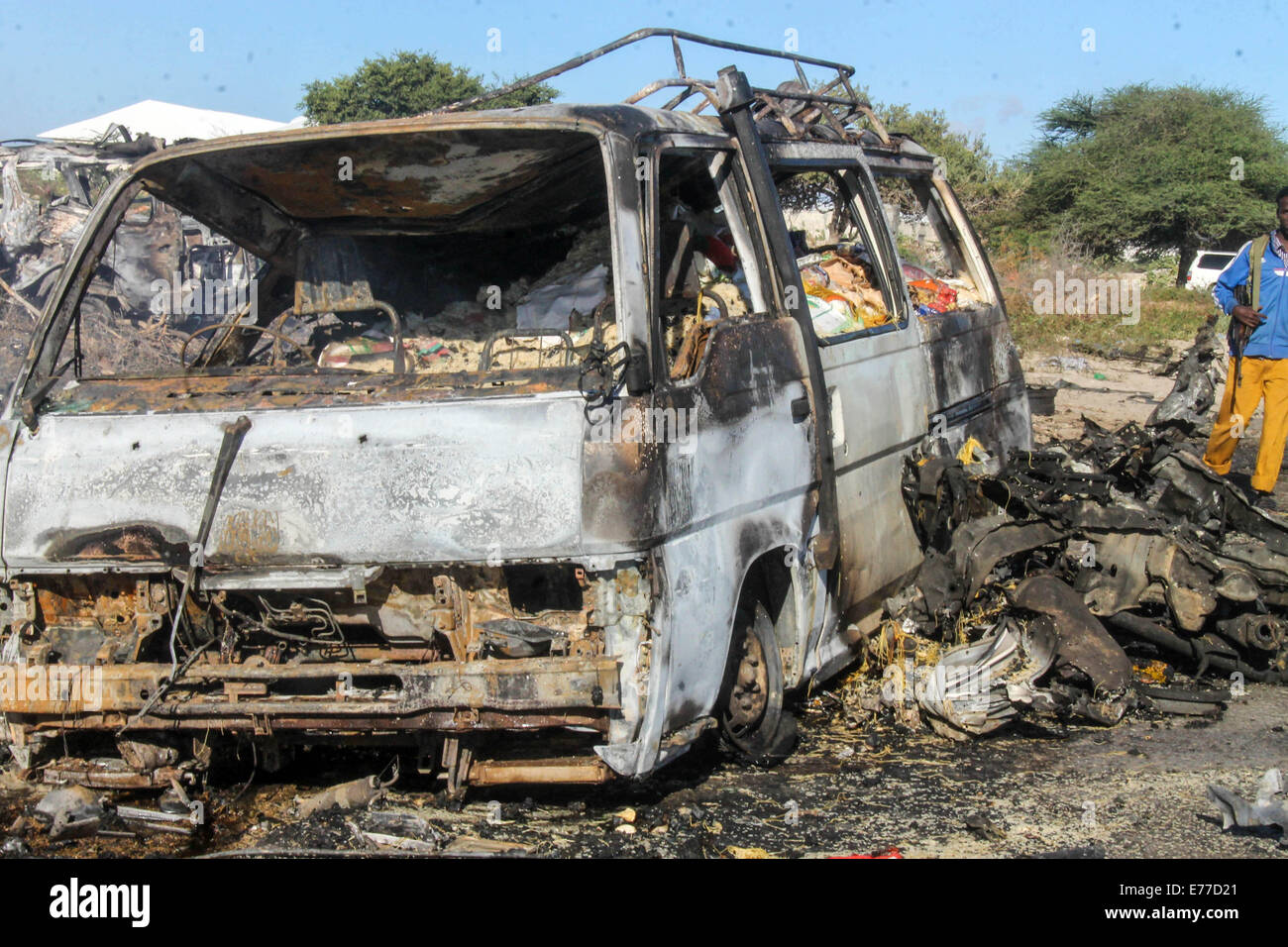 Mogadiscio. Sep 8, 2014. Photo prise le 8 septembre 2014 montre le site d'un carbomb suicide visant un convoi de la Mission de l'Union africaine en Somalie (AMISOM) sur une route reliant Mogadiscio et Afgooye, une petite ville à 20 km à l'ouest de la capitale. Le groupe islamiste Al-Shabaab le lundi a revendiqué la responsabilité des attentats-suicide à la voiture 1 qui a tué au moins 12 personnes en Somalie, selon des sources policières. L'autre carbomb suicide blast a frappé un poste de contrôle militaire à la périphérie de Mogadiscio le lundi, blessant deux personnes dont un fonctionnaire local. Credit : Faisal Miu/Xinhua/Alamy Live News Banque D'Images