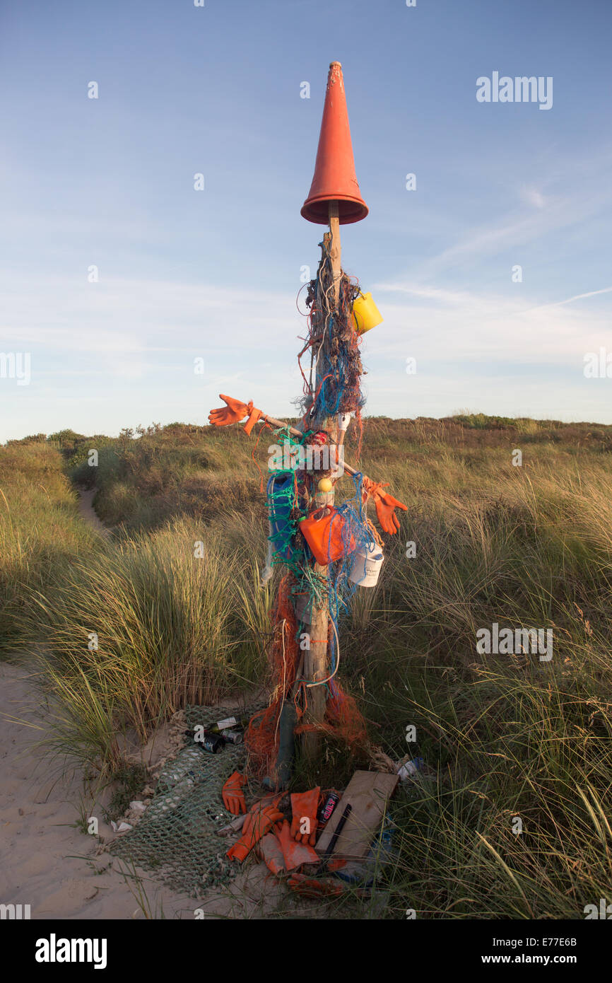 Sculpture réalisée à partir de la plage de la litière pour marquer un chemin à travers les dunes de sable de plage Tversted, Nord du Danemark. Banque D'Images