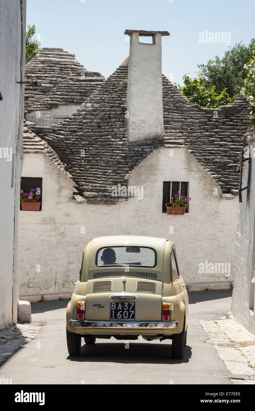 Fiat 500 et maisons trulli Alberobello, dans les Pouilles, en Italie. Banque D'Images