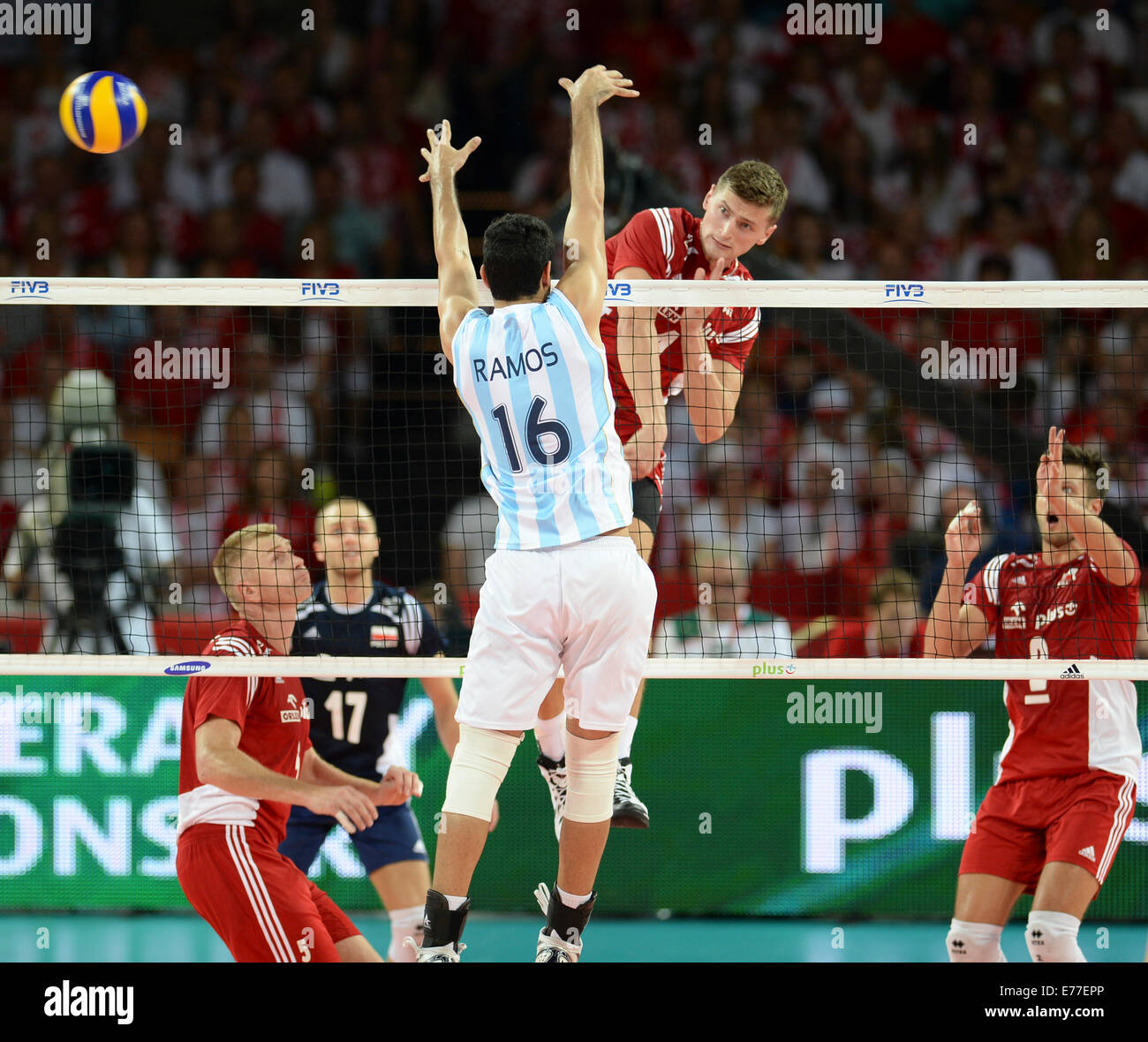 Hala Stulecia, Wroclaw, Pologne. 7 Septembre, 2014. Un jeu de la piscine Pologne (chemises rouges) contre l'Argentine au cours de Volleyball FIVB Championnat du monde masculin 2014 à Hala Stulecia à Wroclaw, Pologne. Credit : Piotr Zajac/Alamy Live News Banque D'Images