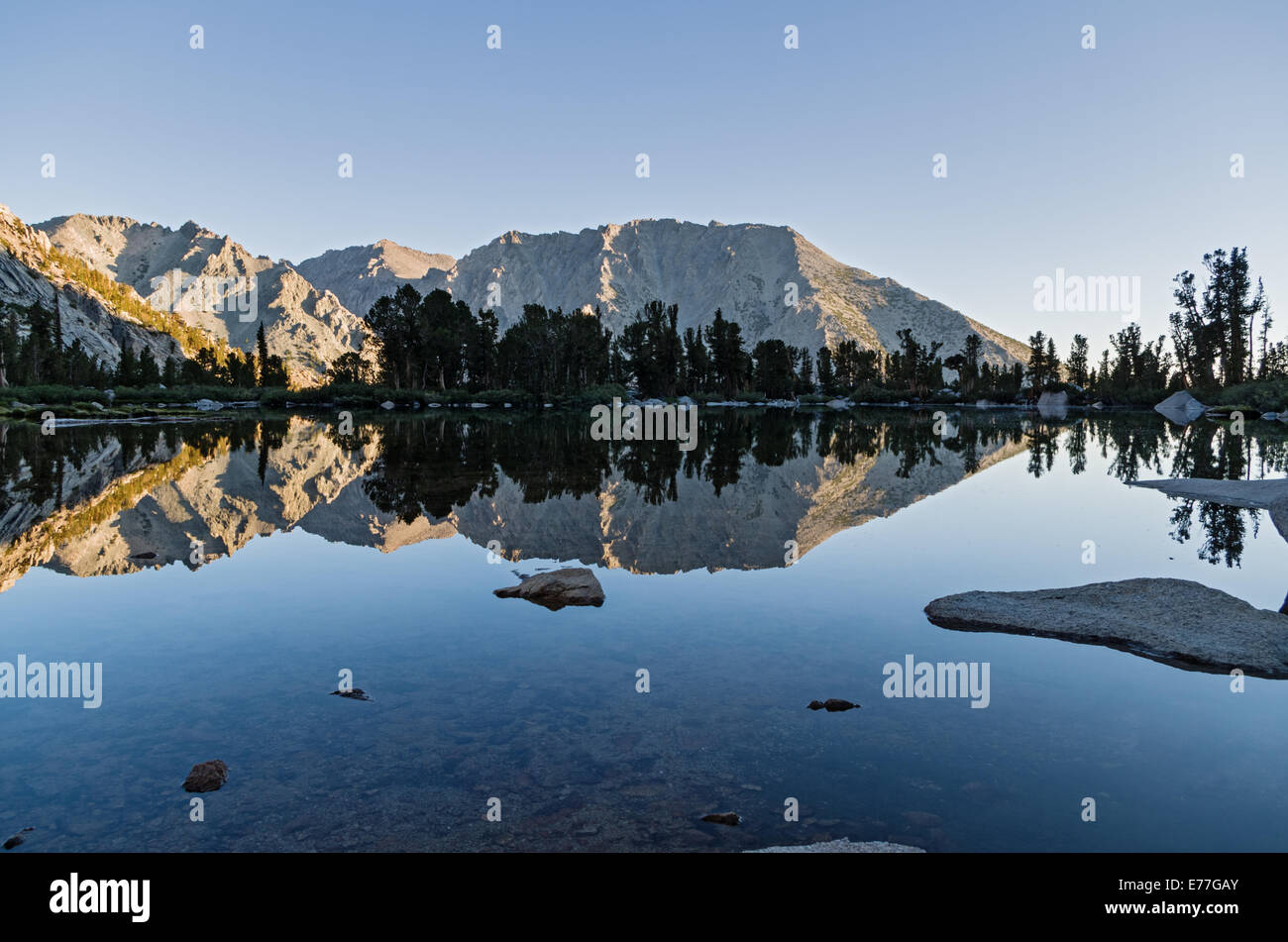 Reflet dans le lac Robinson dans les montagnes de la Sierra Nevada Banque D'Images