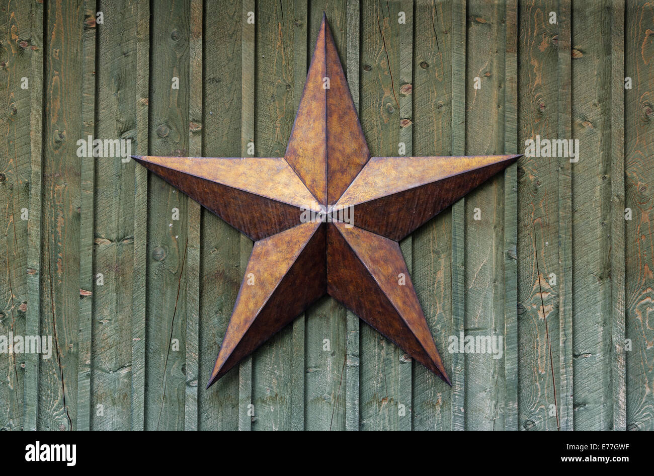 Metal étoile de cinq sur un mur de bois brut Banque D'Images