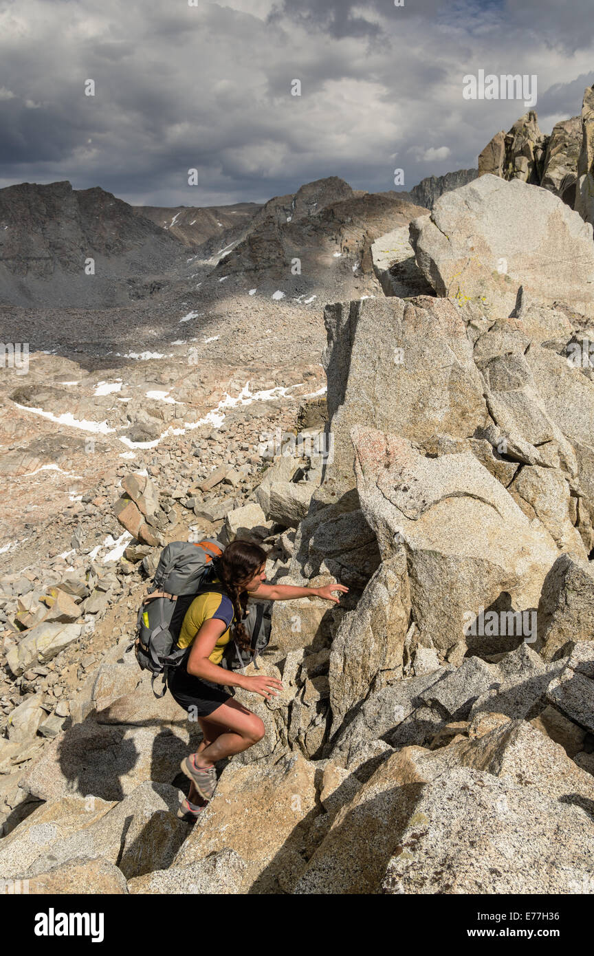 Woman backpacker brouille jusqu'snowtongue passent au-dessus de diviser des glaciers dans les montagnes de la Sierra Nevada Banque D'Images