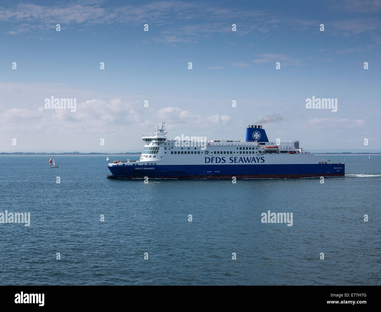 Un dépassement ferry transmanche un bateau à voile dans la Manche Banque D'Images