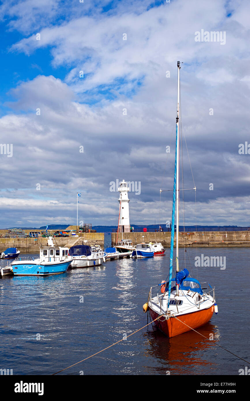 Un quartier calme matinée ensoleillée à Newhaven Harbour sur le Firth of Forth à Édimbourg, Écosse, Royaume-Uni. Banque D'Images