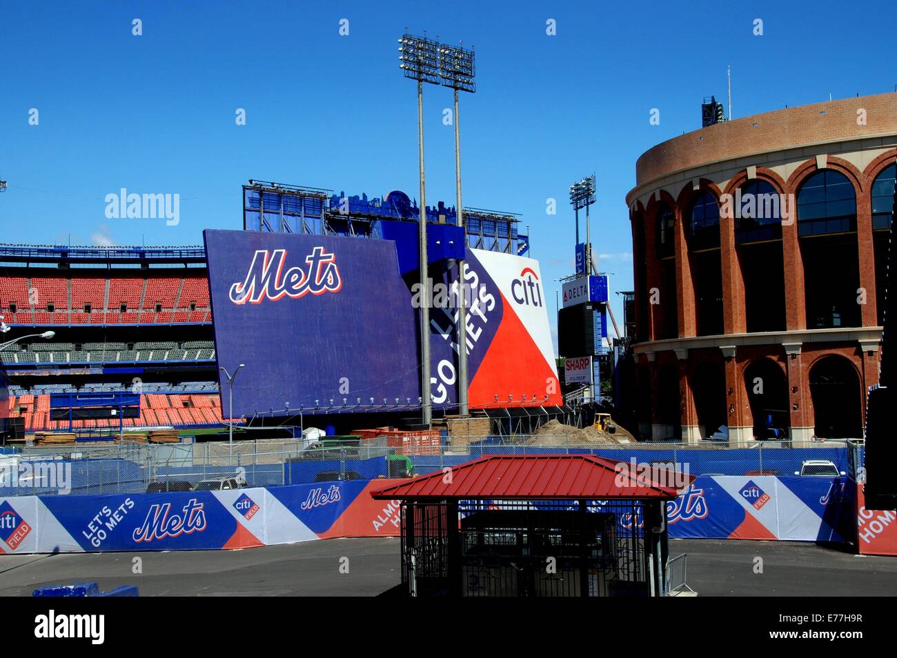QUEENS, NEW YORK : deux stades Shea, accueil de l'équipe de baseball des Mets de New York - l'ancien à gauche et le nouveau stade Citifield Banque D'Images