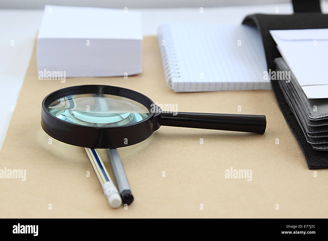 Bloc-notes papier et loupe. Banque D'Images