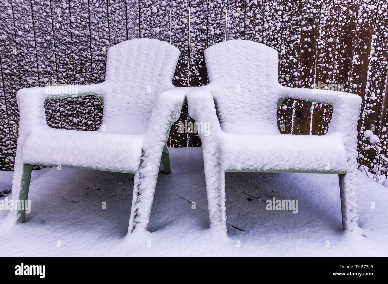 Deux chaises de jardin couvert de neige. Banque D'Images