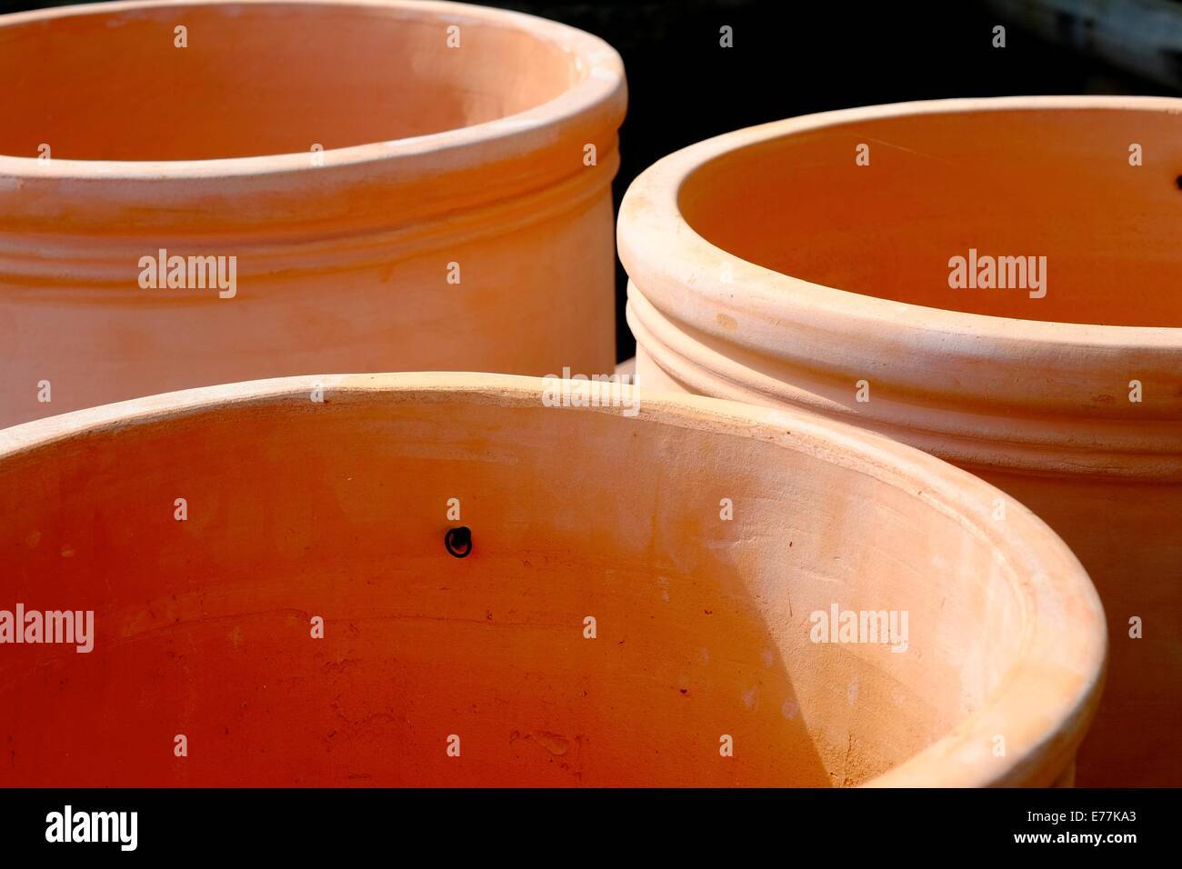 Pots de jardin en céramique en vente dans un centre jardin england uk Banque D'Images