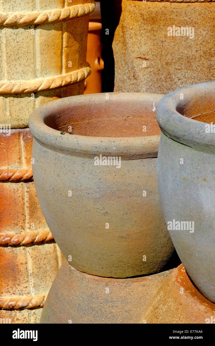 Pots de jardin en céramique en vente dans un centre jardin england uk Banque D'Images