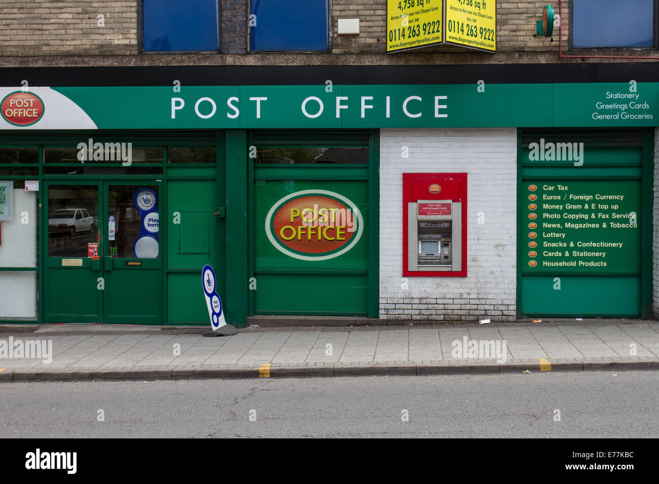 Un distributeur de billets un distributeur automatique à un bureau de poste à Attercliffe Sheffield South Yorkshire, UK Banque D'Images