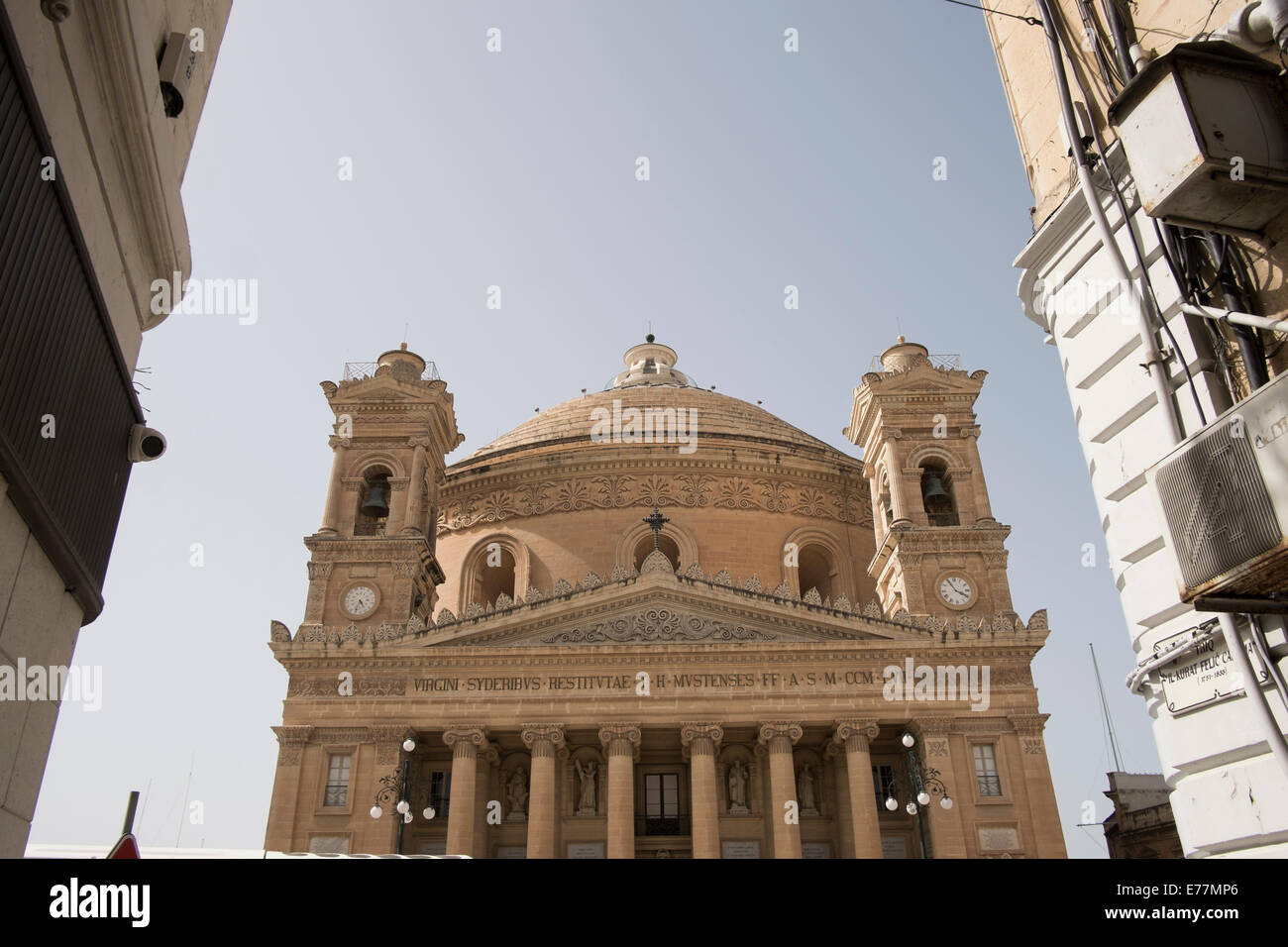 L'église paroissiale de Santa Maria dans la ville de Mosta sur l'île méditerranéenne de Malte Banque D'Images