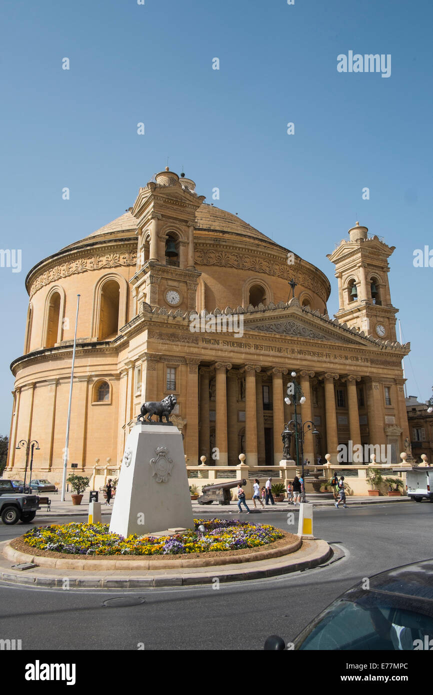 L'église paroissiale de Santa Maria dans la ville de Mosta sur l'île méditerranéenne de Malte Banque D'Images