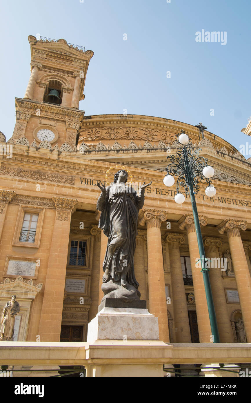 L'église paroissiale de Santa Maria dans la ville de Mosta sur l'île méditerranéenne de Malte Banque D'Images