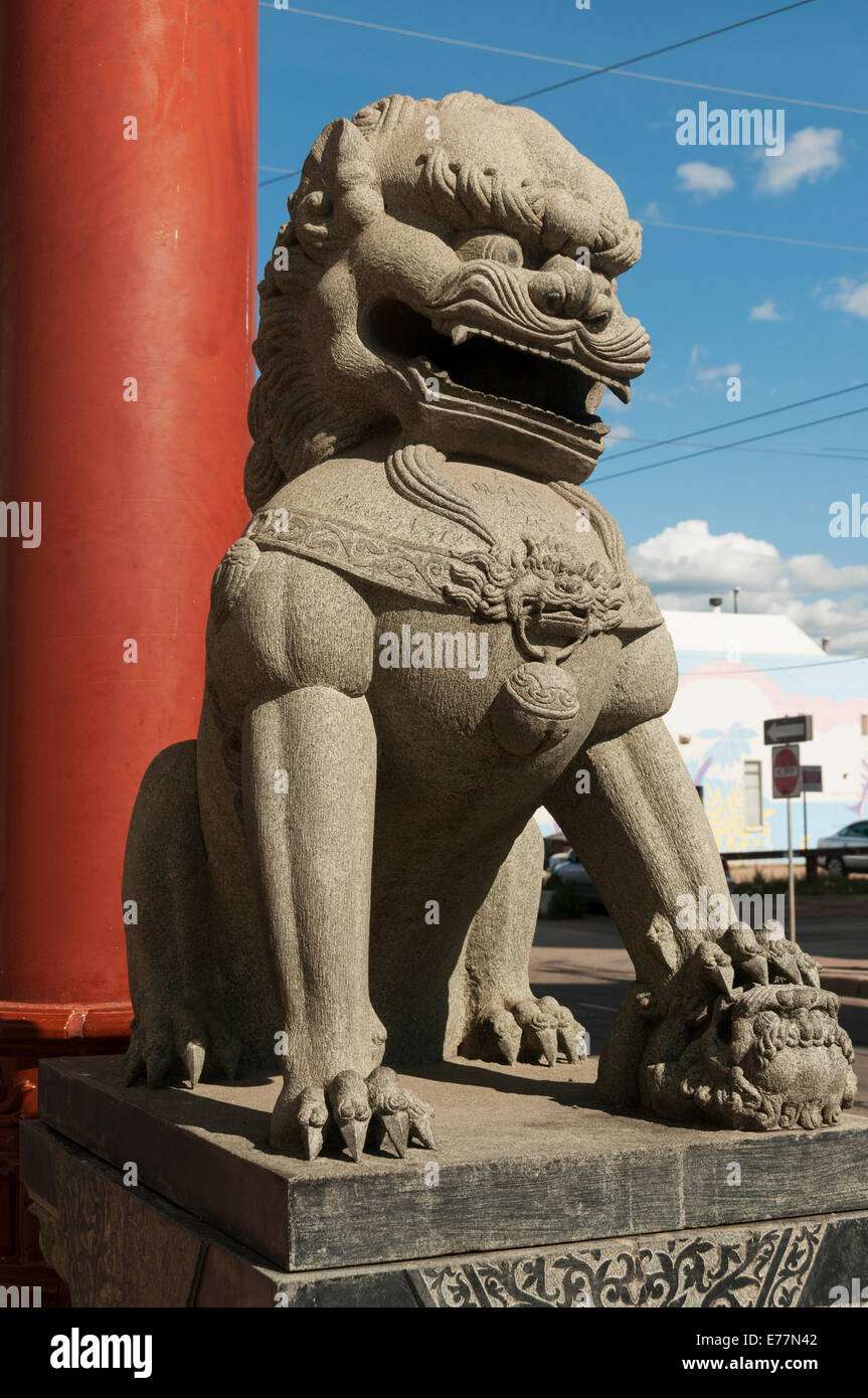 Elk203-5138v Canada, l'Alberta, Edmonton, centre-ville, Chinatown gate, guardian statue lion Banque D'Images