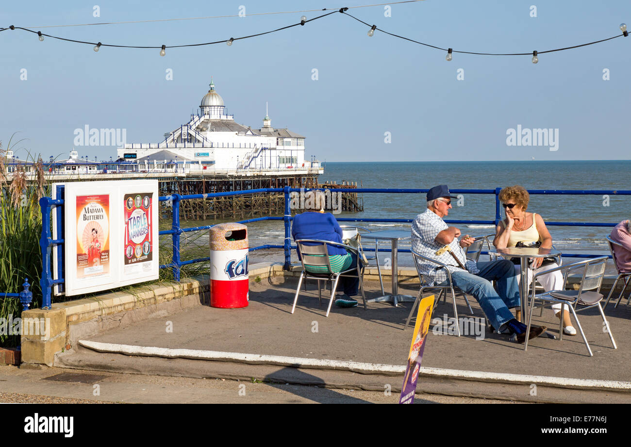 La plage et le café du front de mer d'Eastbourne UK de jour Banque D'Images