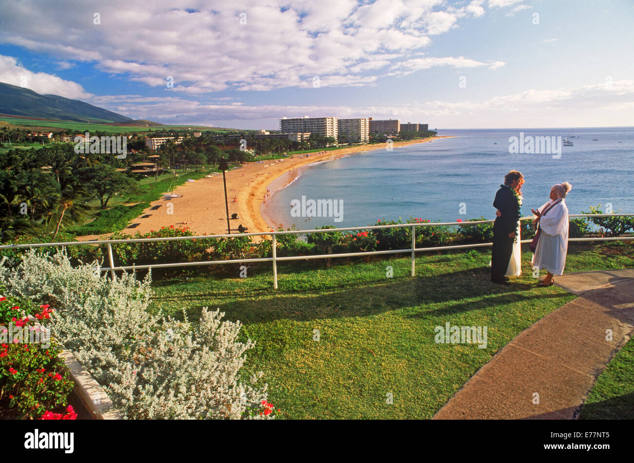 Couple en tenant compte de leurs vœux de mariage au-dessus de la plage de Kaanapali avec hôtels à distance sur l'île de Maui à Hawaii Banque D'Images