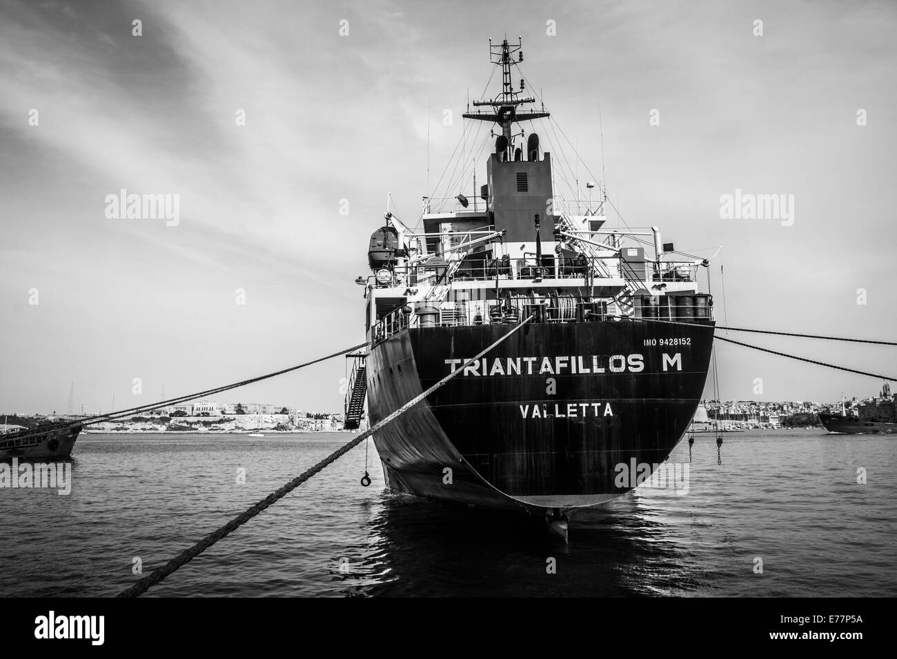Tanker moored dans le Grand Port de La Valette, Malte Banque D'Images