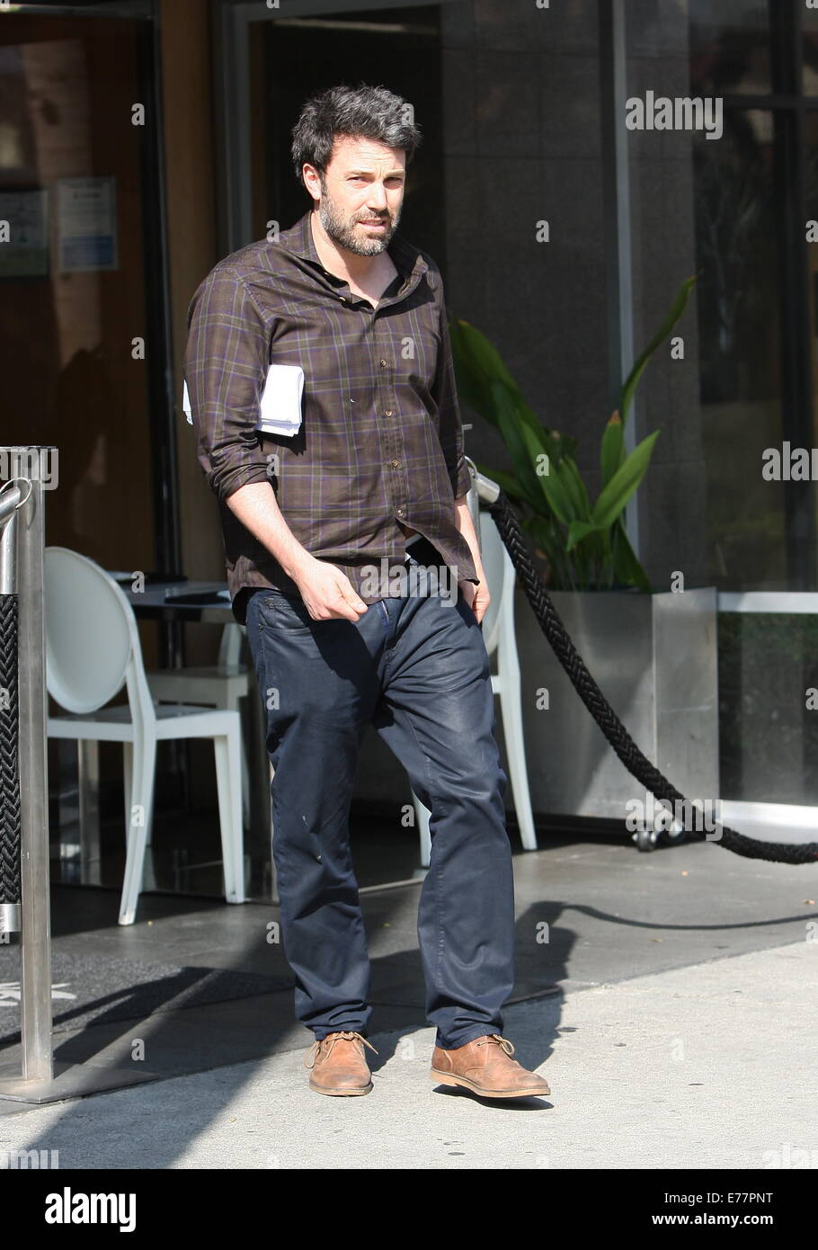 Ben Affleck négligemment vêtue de jeans et chemise quitte un restaurant à  Brentwood transportant quelques papiers