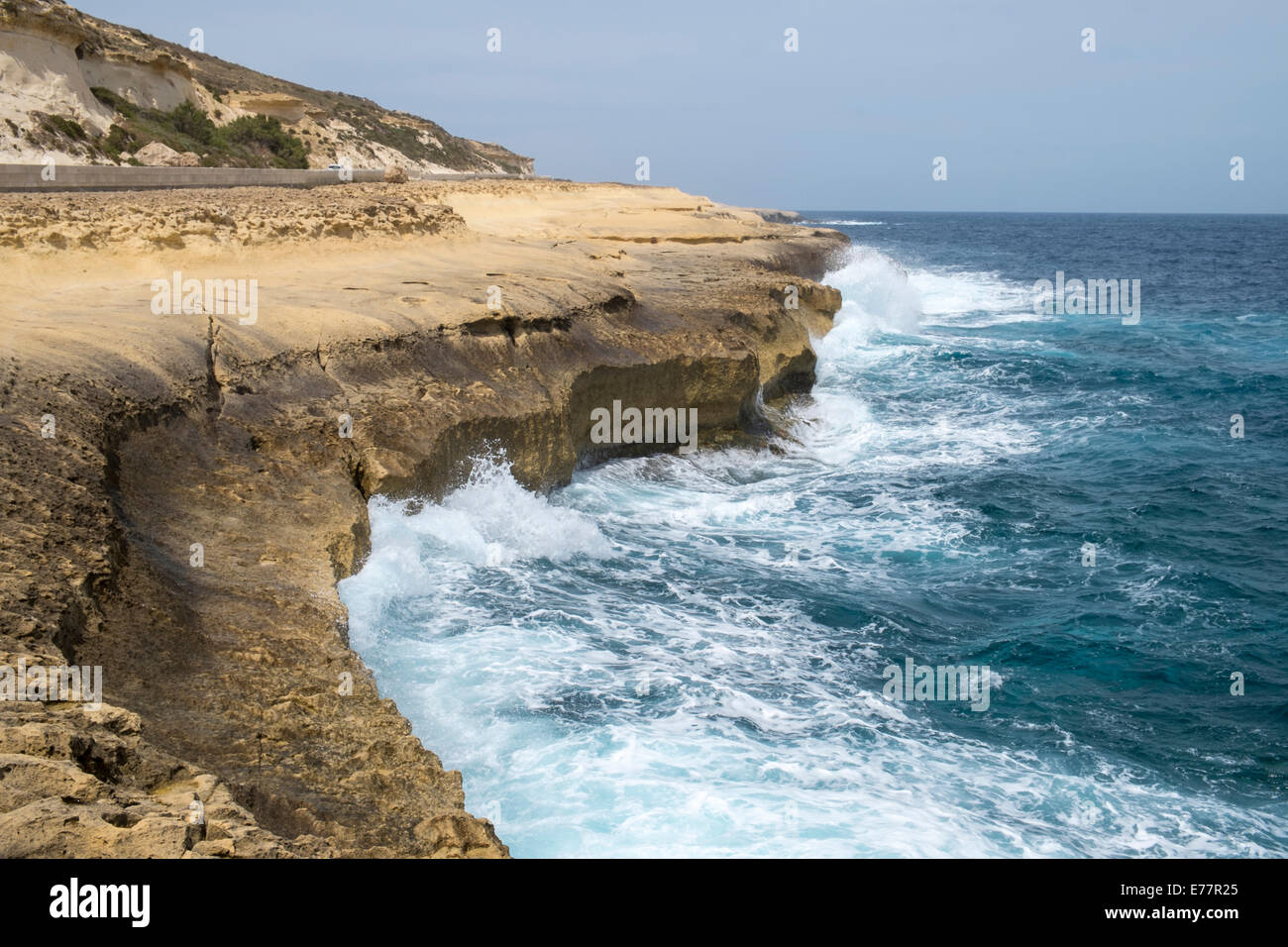 Les vagues déferlent sur le littoral à Marsalforn sur l'île de Gozo Banque D'Images