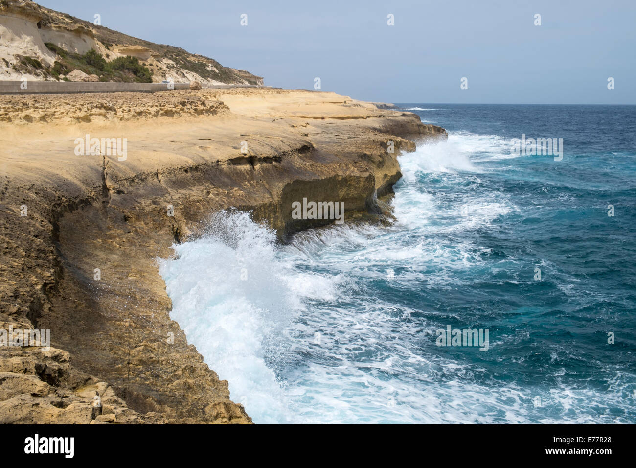 Les vagues déferlent sur le littoral à Marsalforn sur l'île de Gozo Banque D'Images