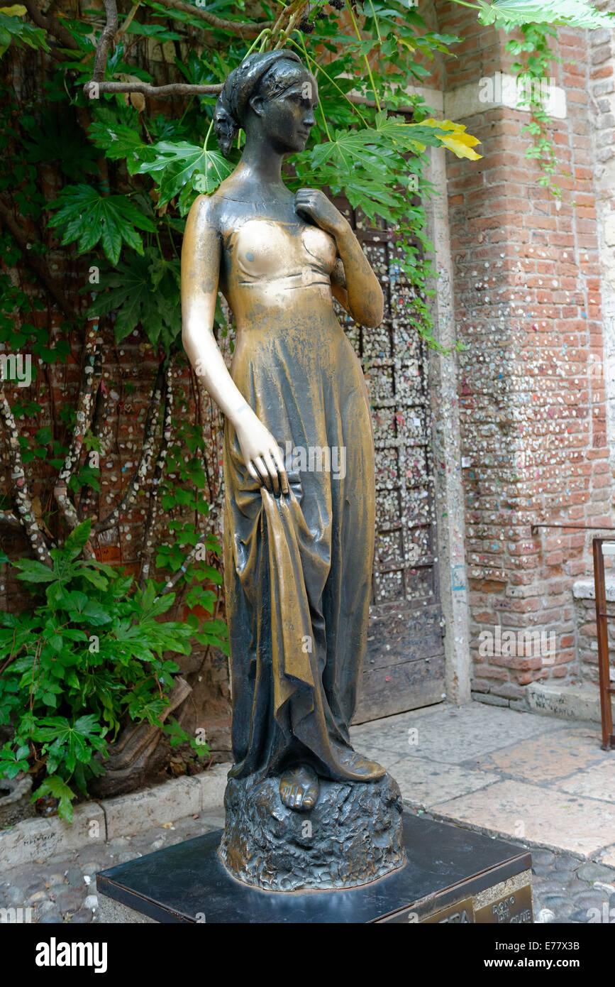 Statue de Juliette, la Casa di Giulietta ou la maison de Juliette, province de Vérone, Vénétie, Italie Banque D'Images