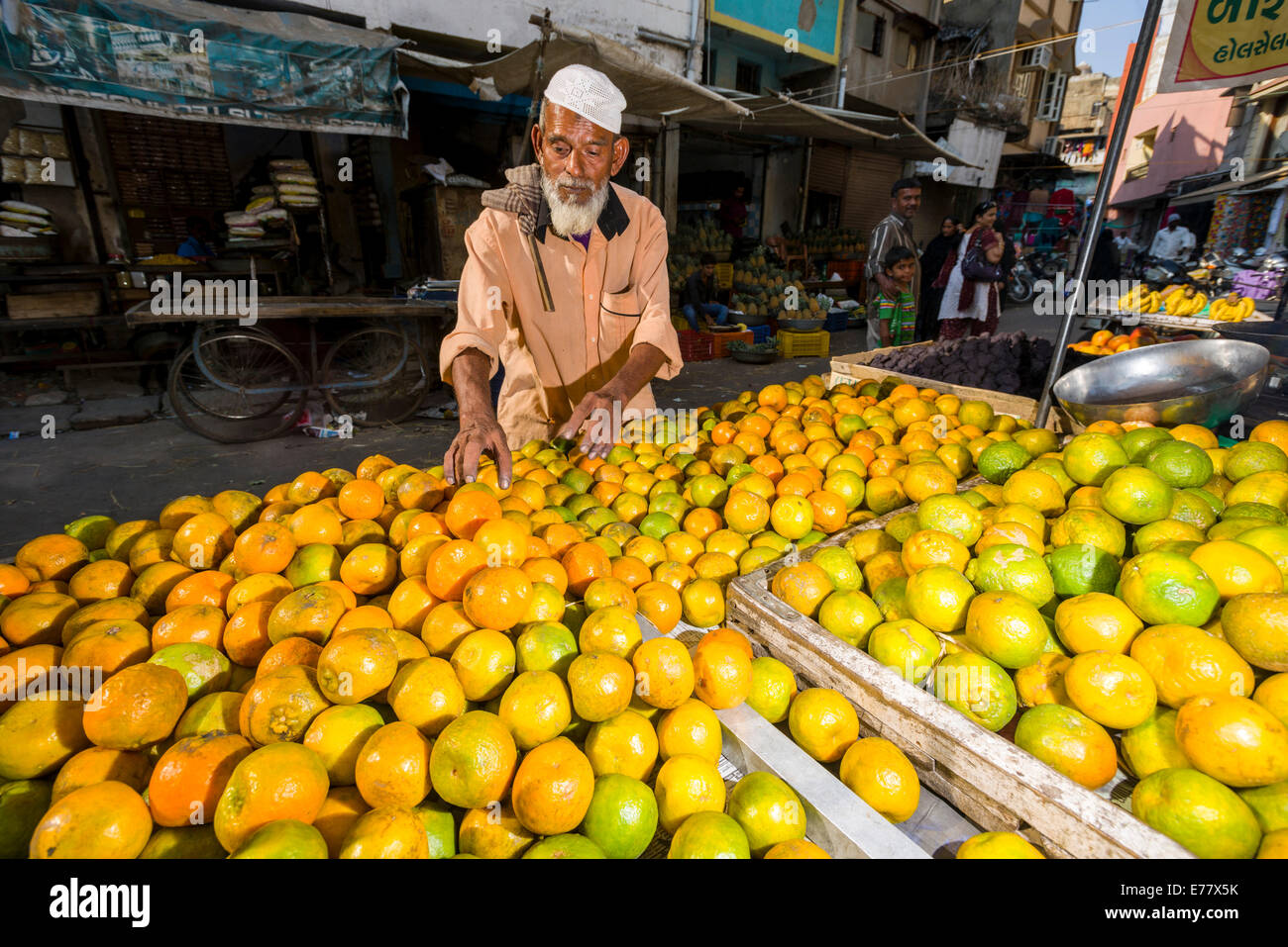 Un vendeur est offrant des oranges au marché, Ahmedabad, Gujarat, Inde Banque D'Images