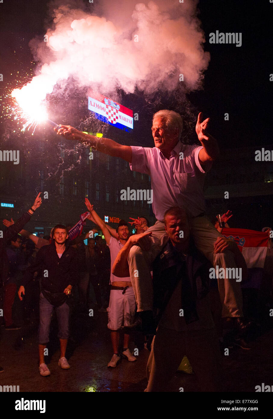 (140909) -- ZAGREB, 9 septembre 2014 (Xinhua) -- tennis croate fans célébrer tout en regardant la télévision US Open match final entre Marin Cilic de Croatie et Kai Nishikori du Japon à Zagreb, Croatie, 9 septembre 2014. Des milliers de fans regardé le match sur un grand écran à la place centrale de Zagreb. Cilic a remporté son premier tournoi du Grand Chelem. (Xinhua/Lisanin Miso) Banque D'Images