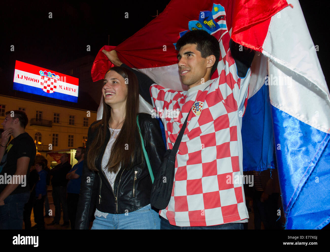 (140909) -- ZAGREB, 9 septembre 2014 (Xinhua) -- tennis croate fans célébrer tout en regardant la télévision US Open match final entre Marin Cilic de Croatie et Kai Nishikori du Japon à Zagreb, Croatie, 9 septembre 2014. Des milliers de fans regardé le match sur un grand écran à la place centrale de Zagreb. Cilic a remporté son premier tournoi du Grand Chelem. (Xinhua/Lisanin Miso) Banque D'Images